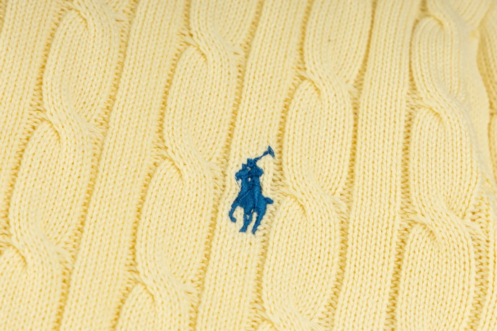 P236 #R84 RALPH LAUREN Six-color classic hooded twist pullover sweater with high-density LOGO embroidery on the chest and original custom-made tag accessories. Made of pure cotton yarn, pure cotton is skin-friendly and comfortable, small label war horse embroidered twist hooded sweater 🐎 high quality, follow the blogger to learn how to wear it! Let’s buy a Ralph Lauren cable sweater. It’s a super hard-to-find series after it became popular. It’s hard to find one on the official website. It’s simple and practical to wear, with a lazy and loose feel. The thickened fabric has more texture, feels soft and delicate, and has a loose fit. Whether worn alone or layered, you can wear different styles of fashion with just one piece!   Size: S M L